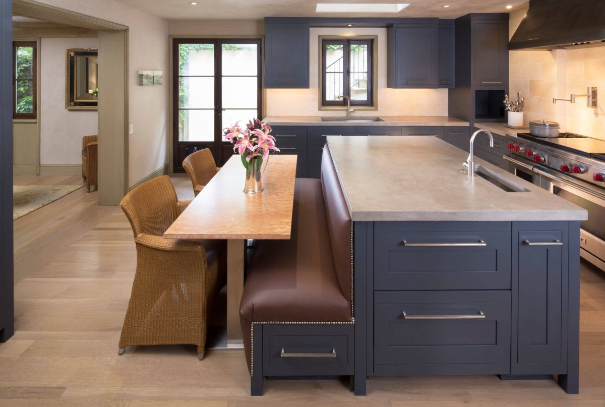 Кухонный островок с обеденной зоной