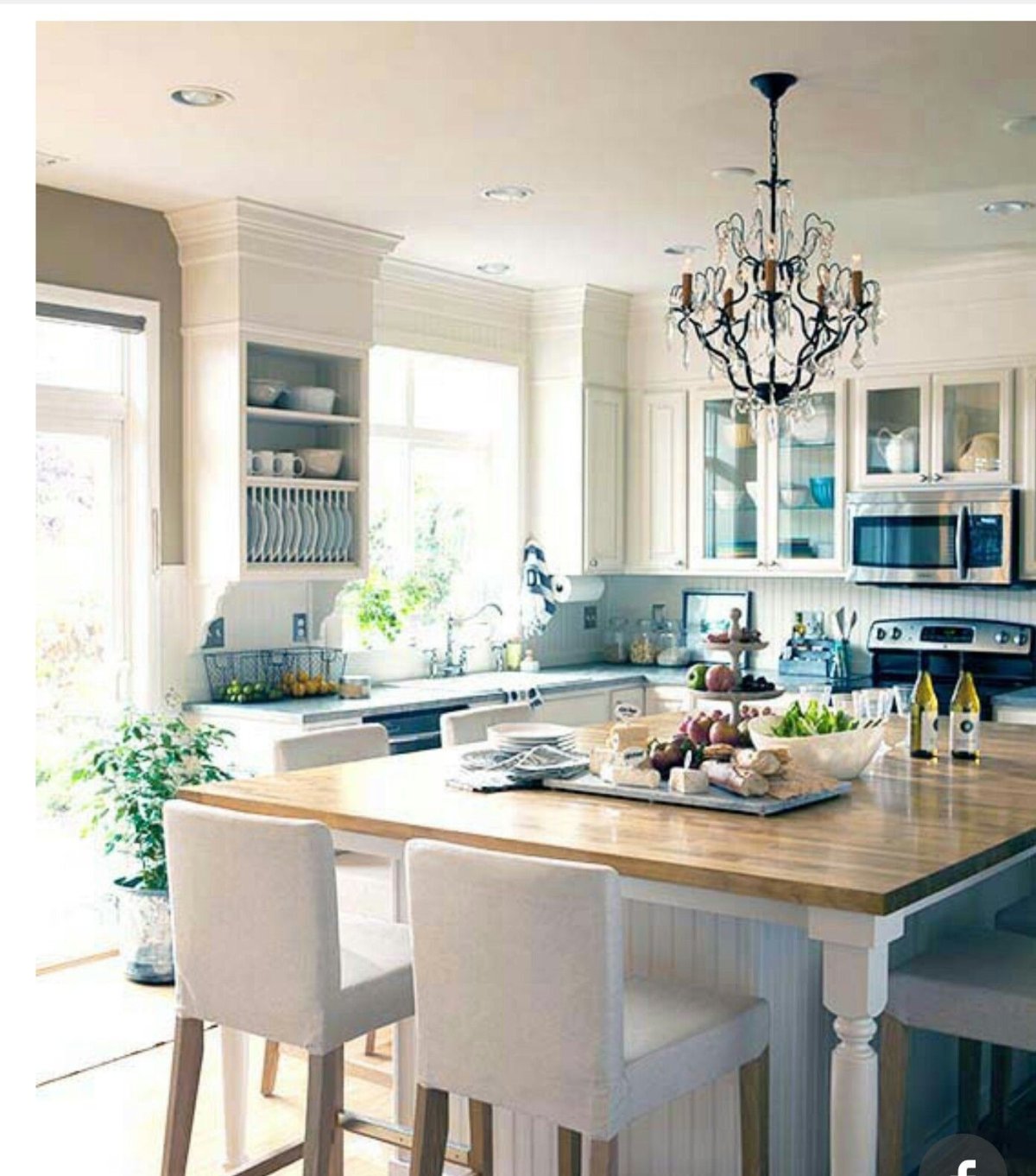 Кухонный остров с обеденным столом