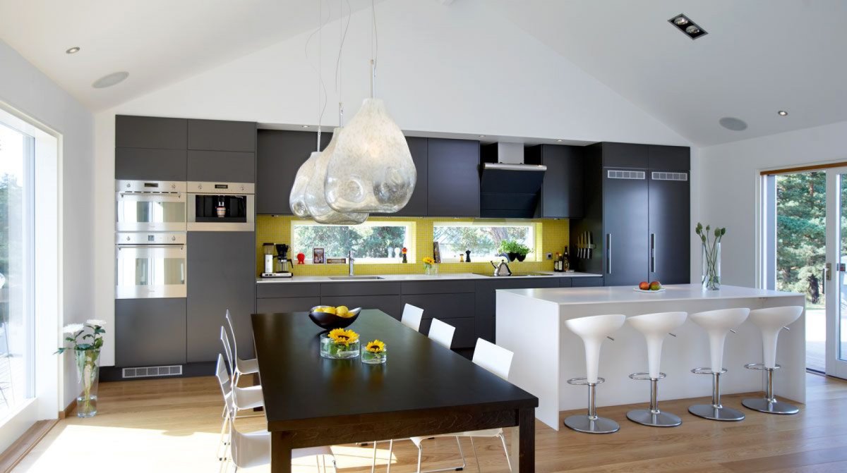 Большая современная кухня с островом и обеденной зоной