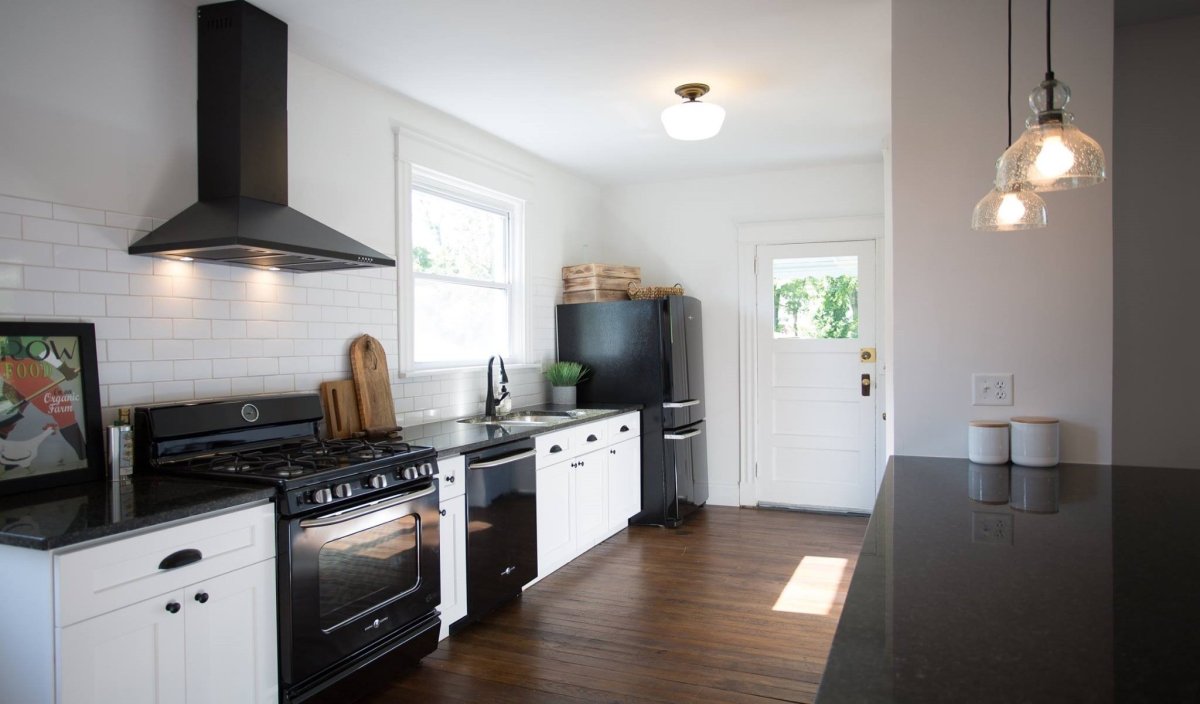 Светлая кухня с черной вытяжкой