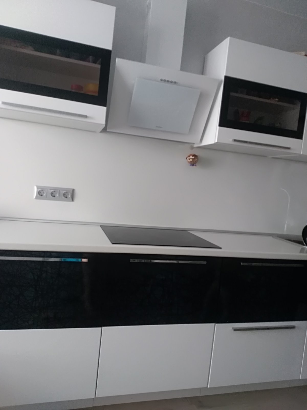 Черная варочная поверхность и белая вытяжка