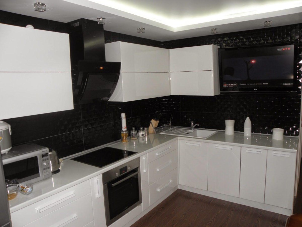 Кухня угловая белая с телевизором