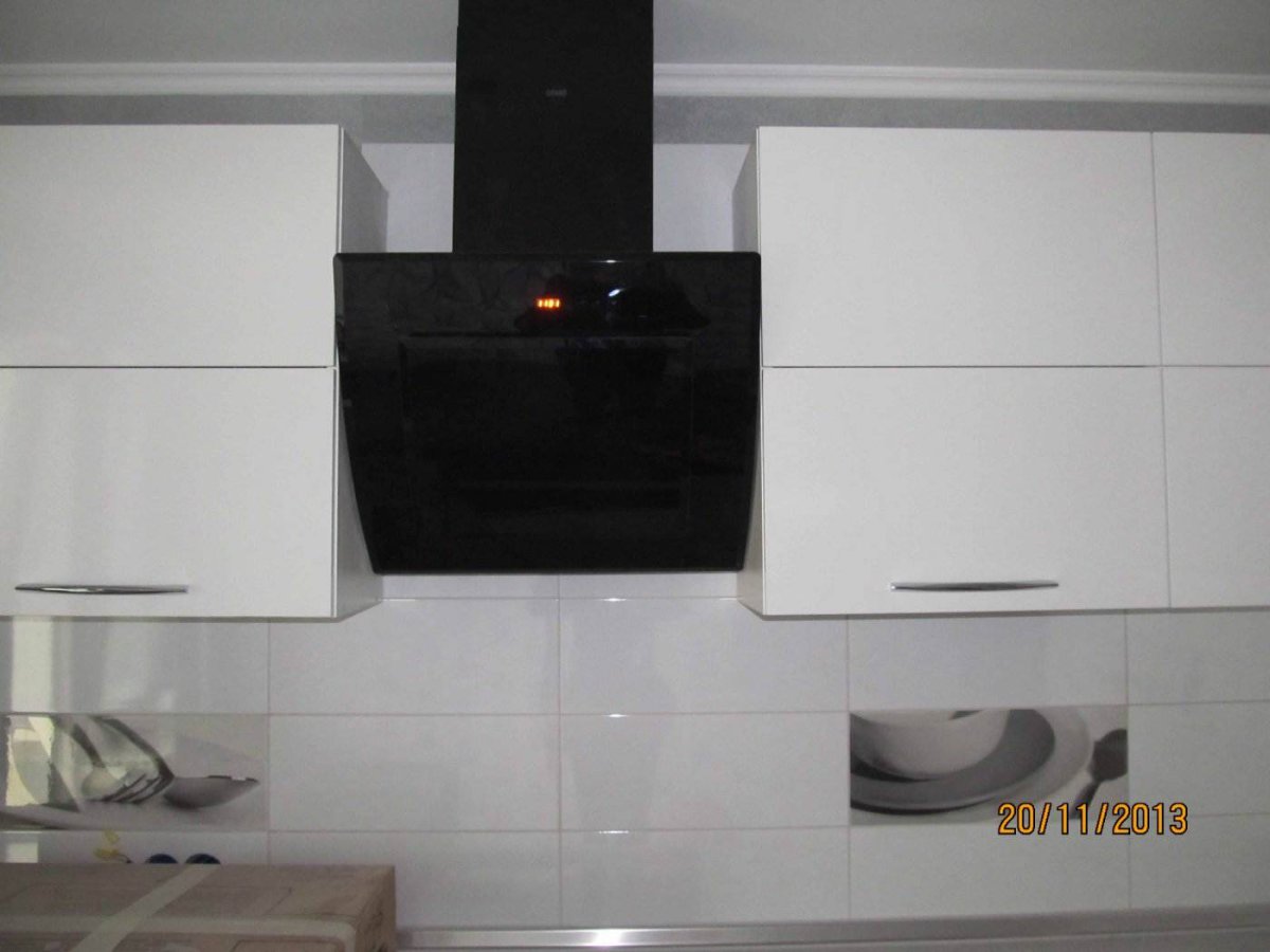 Черная плита белая вытяжка