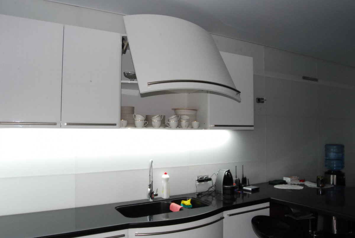 Белый гарнитур и черная вытяжка