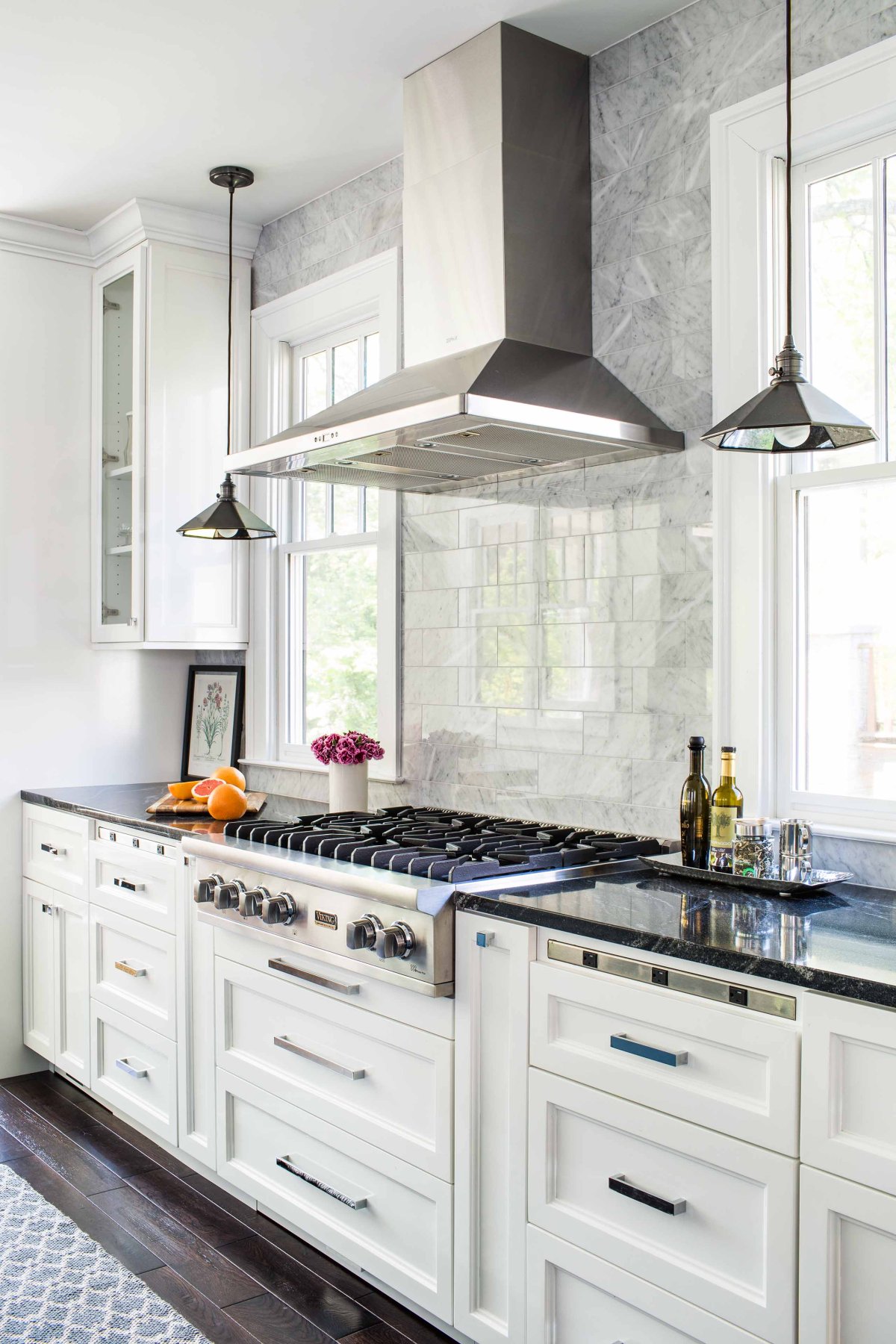 Белая кухня с черной столешницей