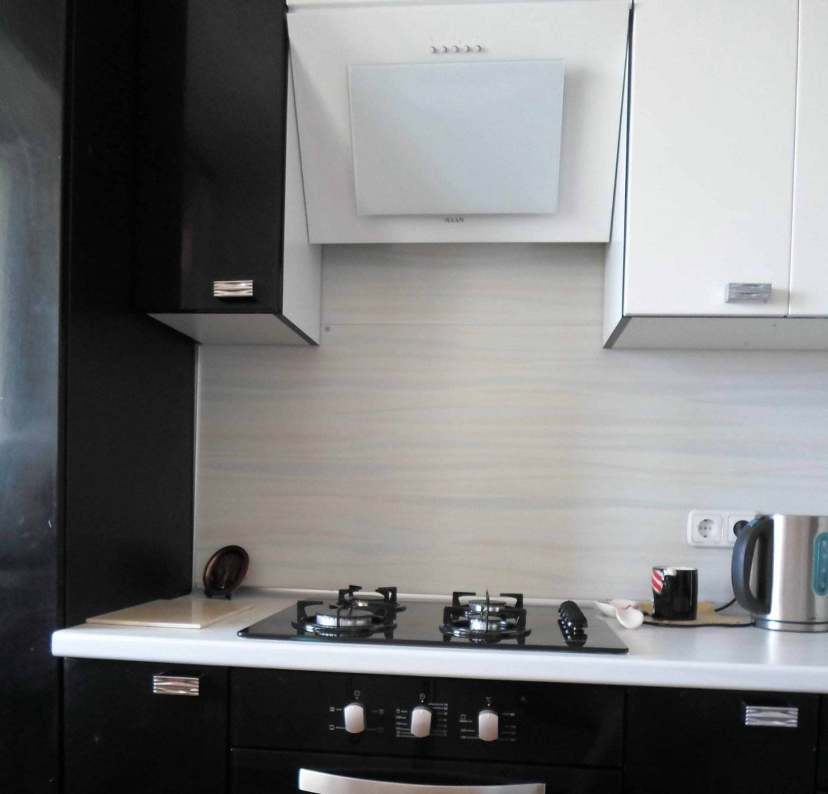 Черная вытяжка на белой кухне