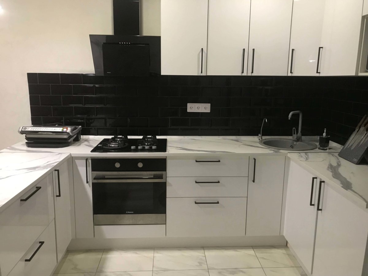 Черная столешница белая вытяжка