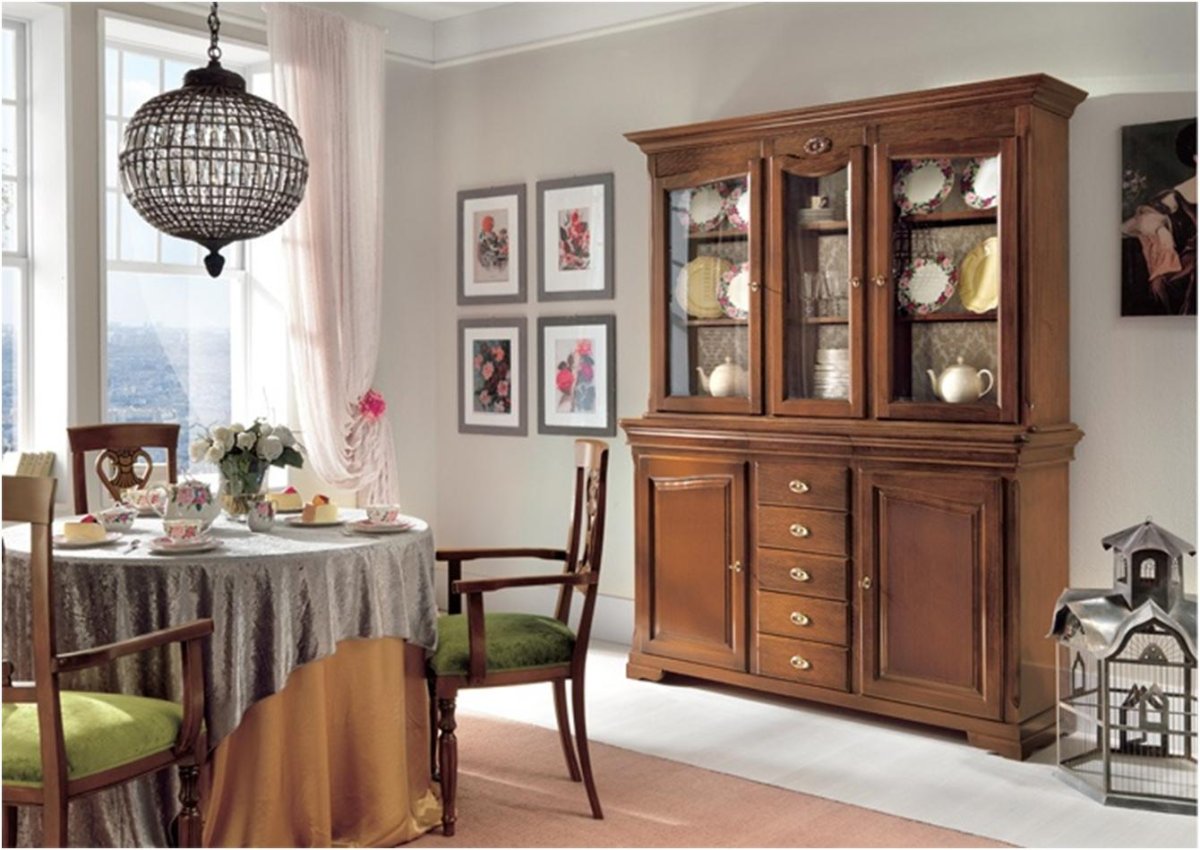 Гостиная со старинным буфетом