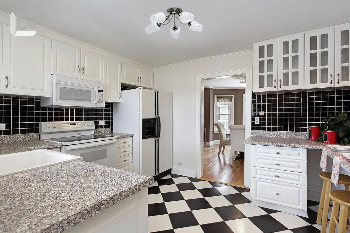 Белая плитка в интерьере кухни