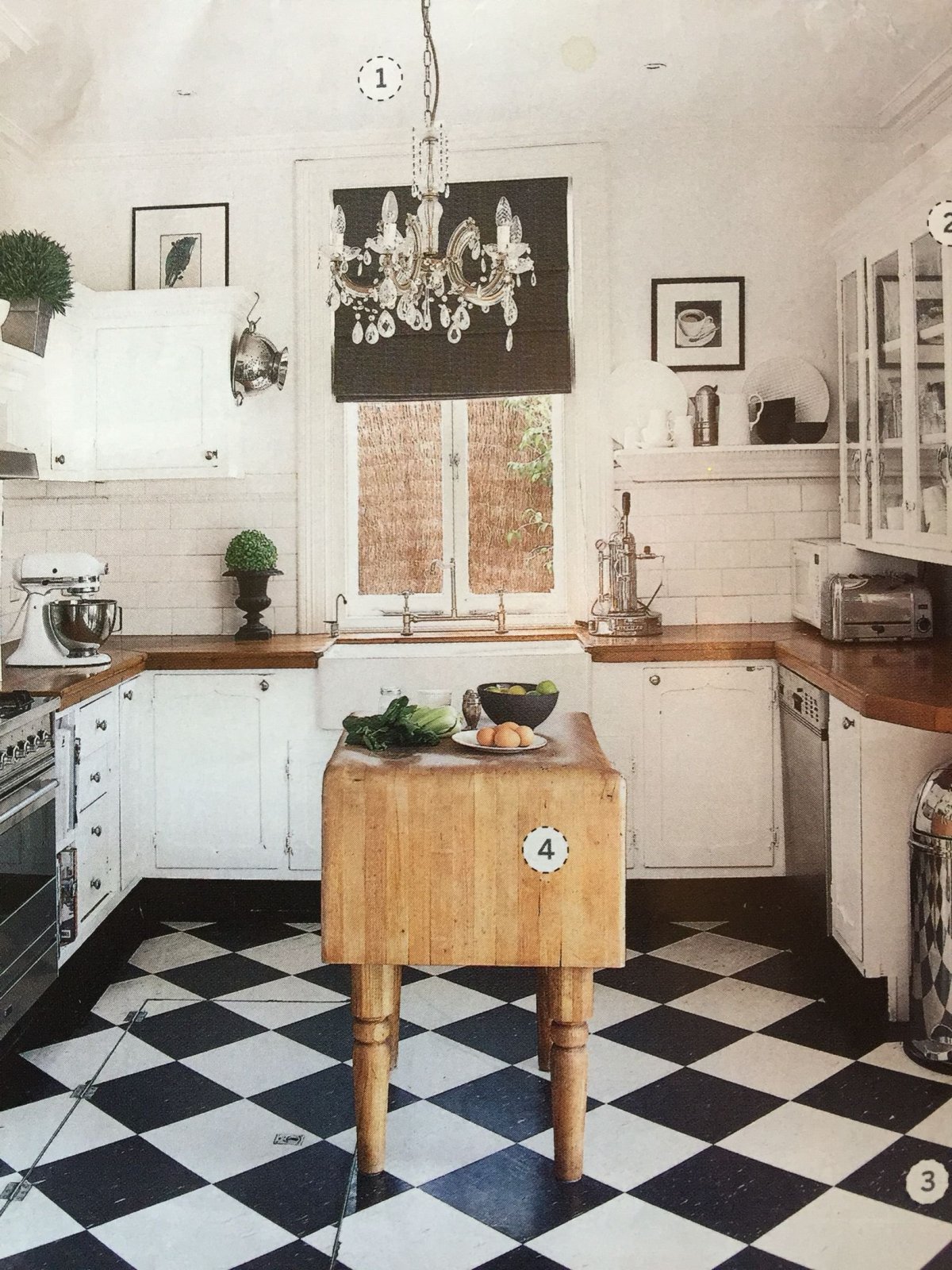 Шахматный пол на маленькой кухне