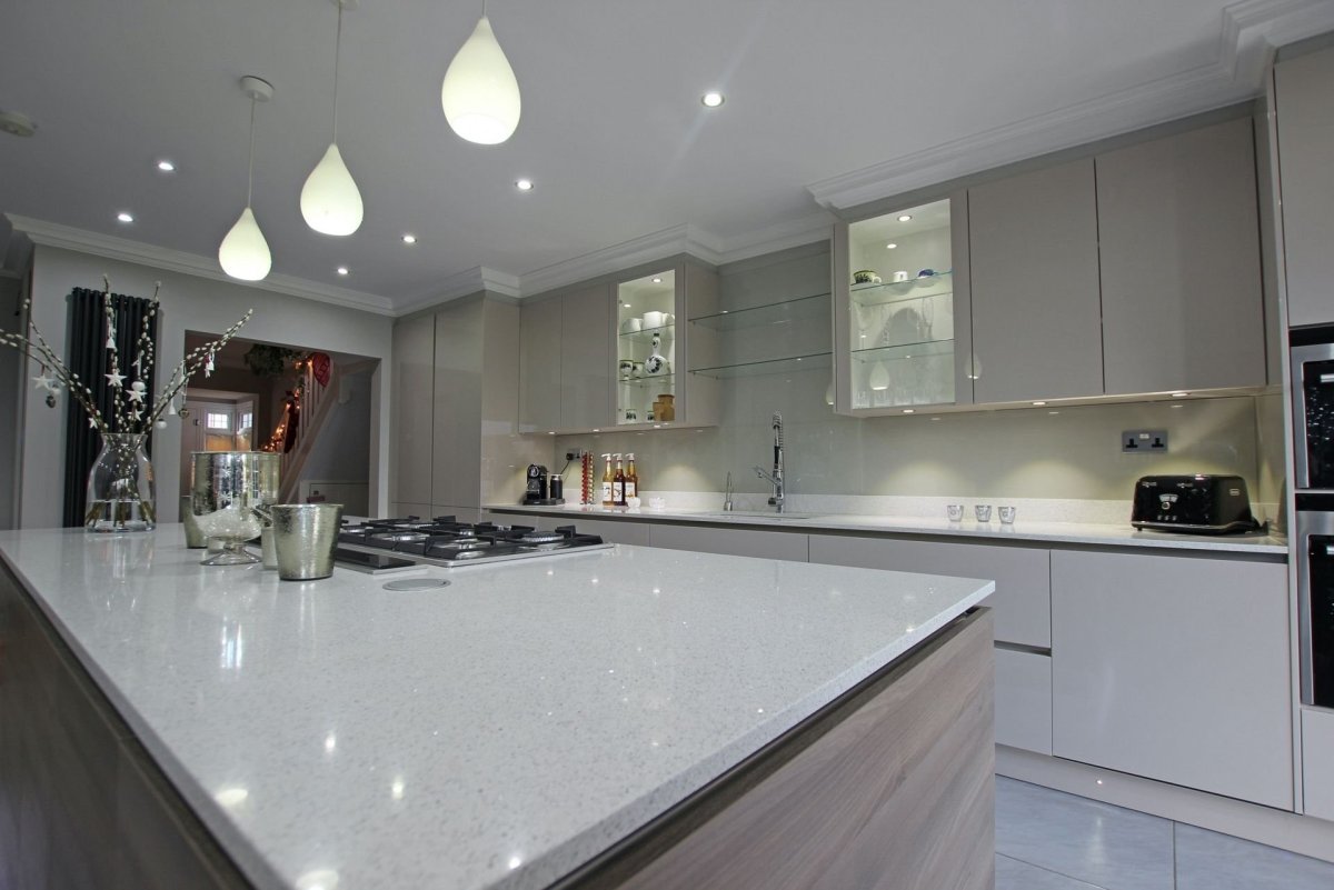 Кухня кашемир глянец в интерьере