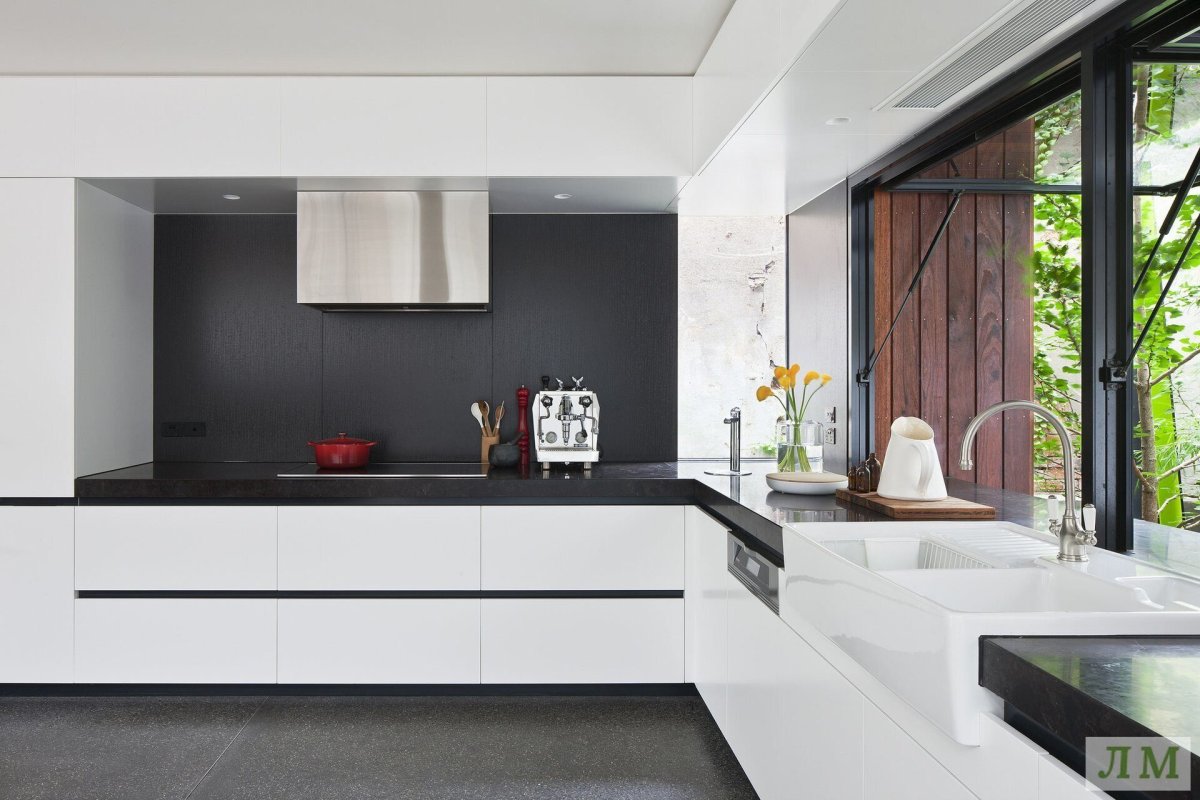 Стильная белая кухня