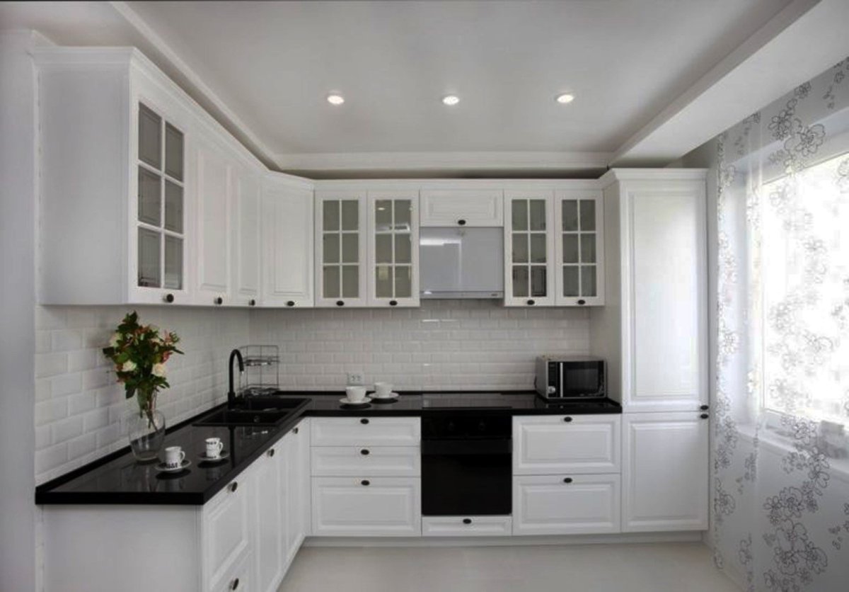 Кухни Неоклассика светлые с черной бытовой техникой