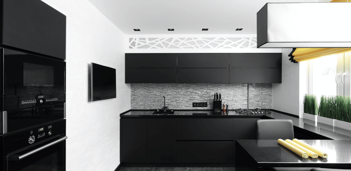 Черная кухня с черной столешницей