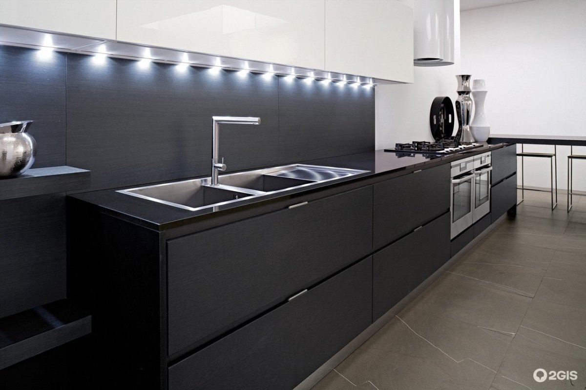 Черная кухня с подсветкой