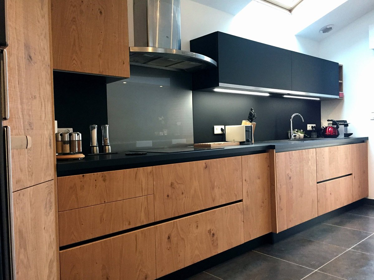 Кухня под дерево с черной столешницей