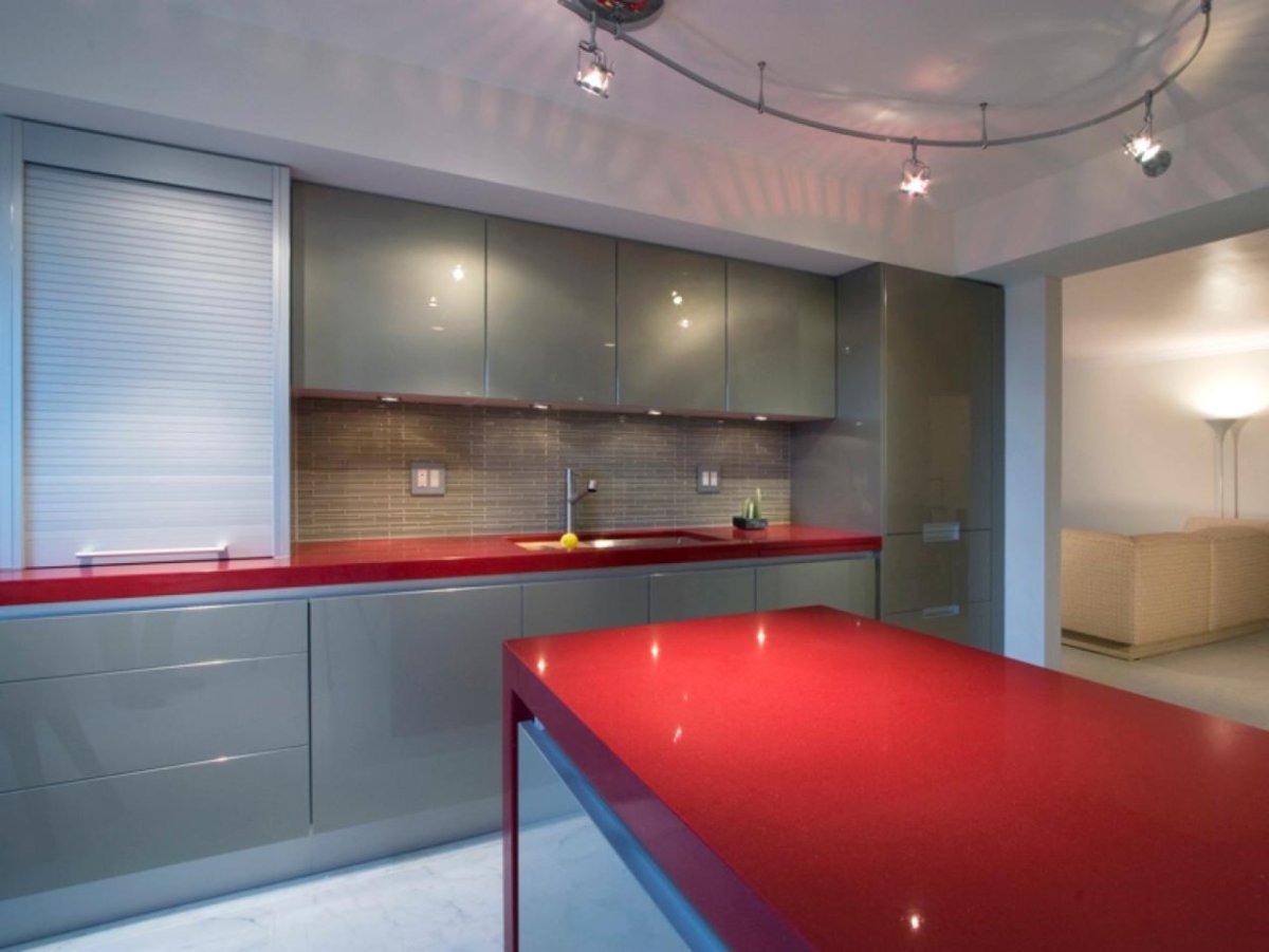 Красная кухня с серой столешницей