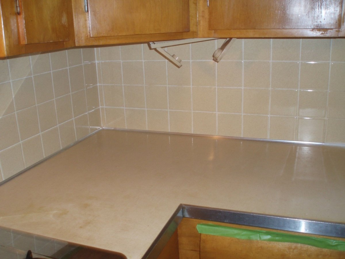 Крашеная плитка на кухне