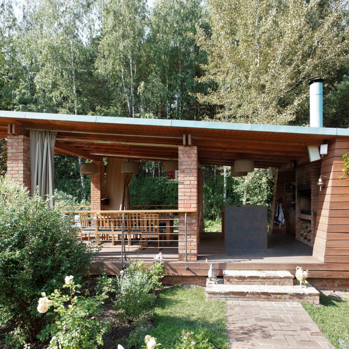 Беседка с односкатной крышей и зоной барбекю