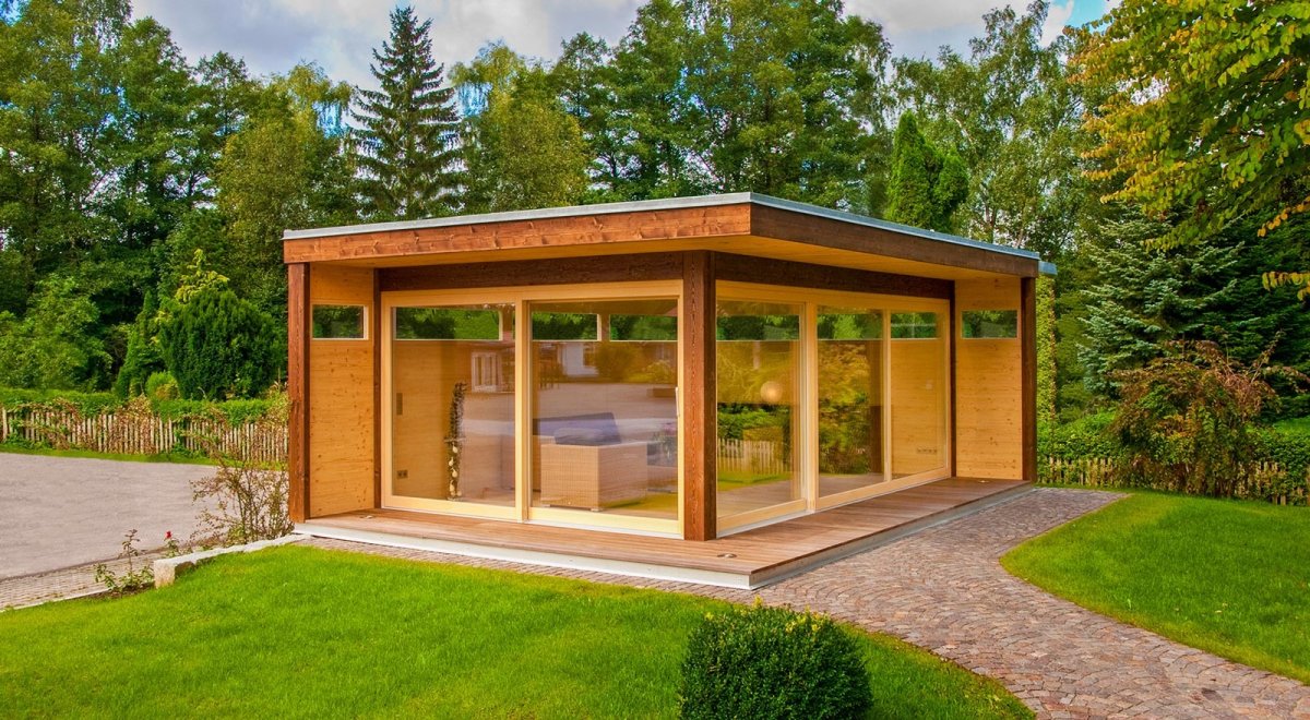 Остекленная беседка с односкатной крышей