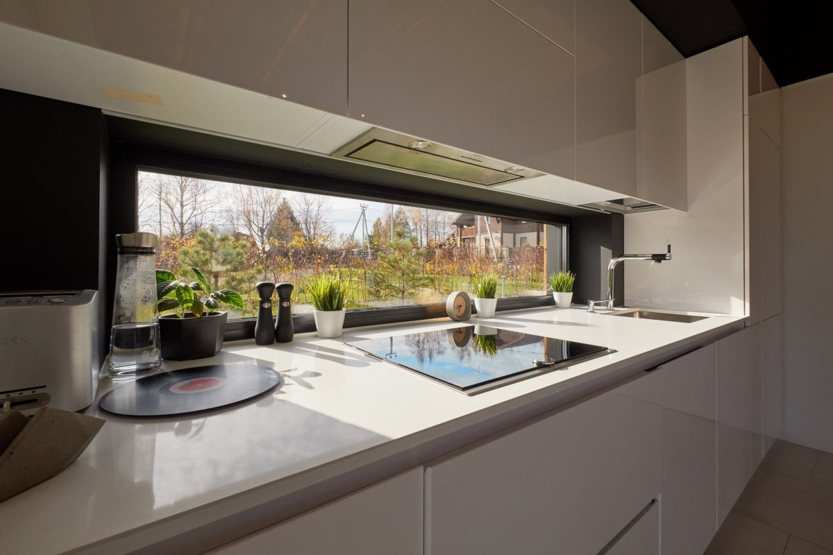 Горизонтальное окно на кухне