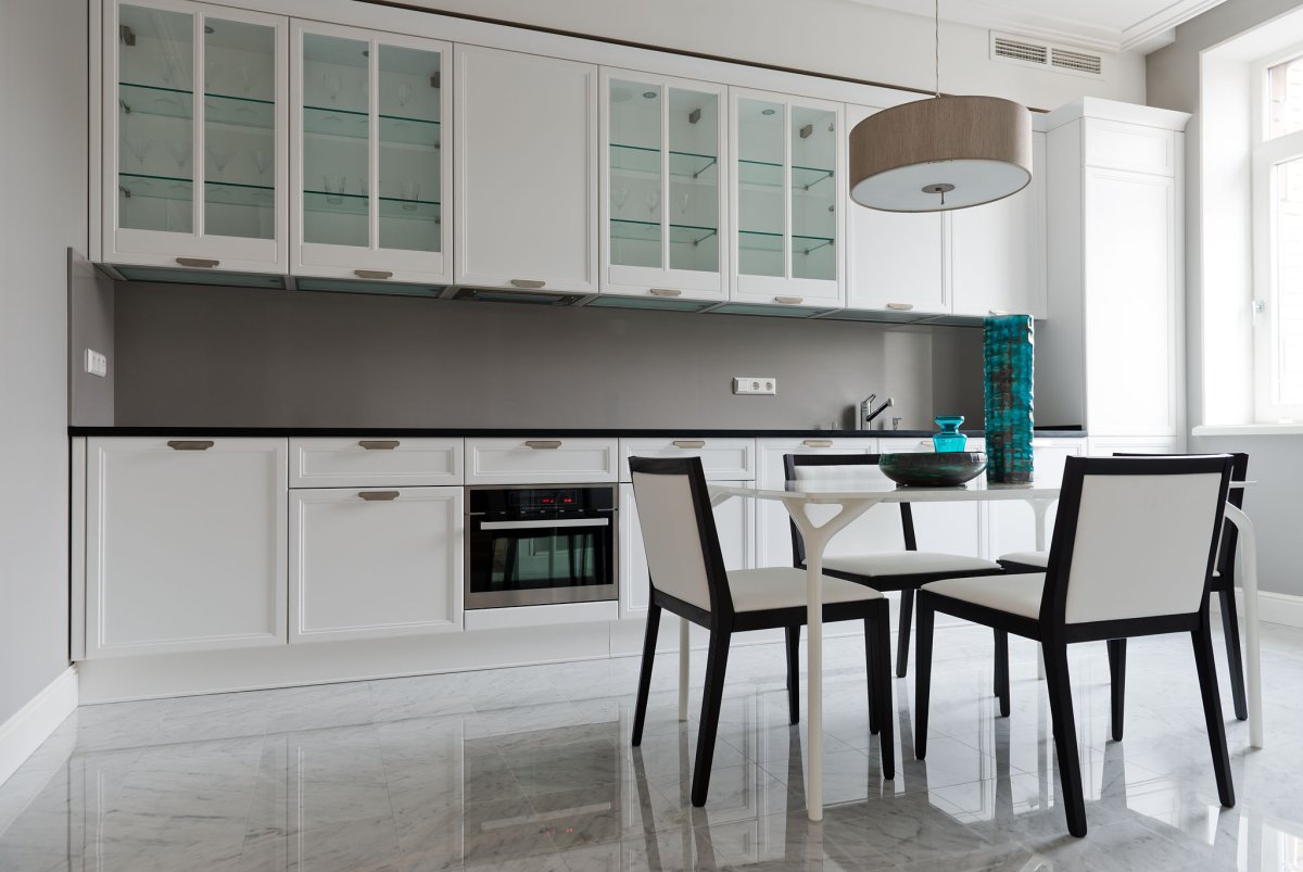 Белая кухня со стеклянными фасадами