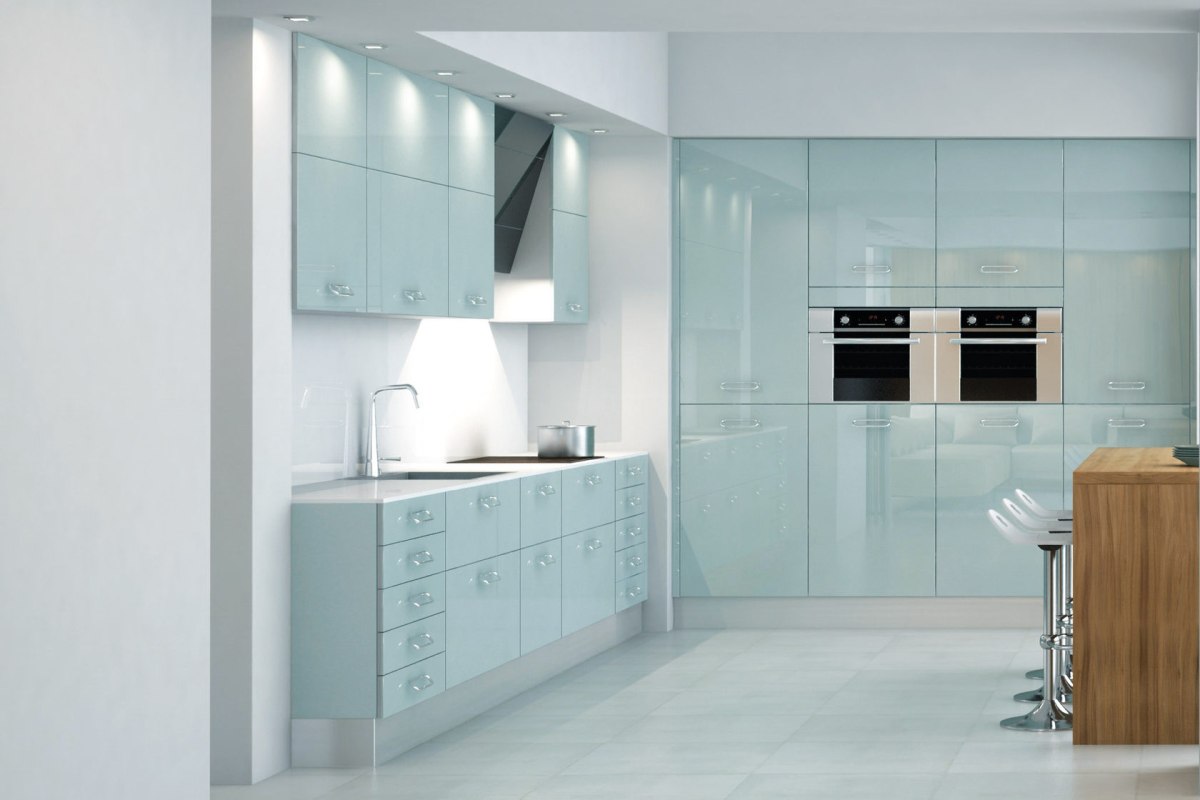 Кухня со стеклянными фасадами