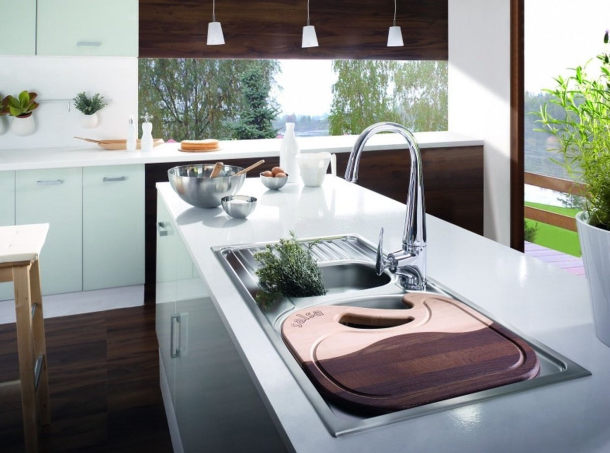 Раковина в середине кухни