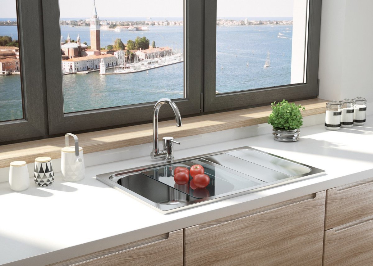 Раковина у окна