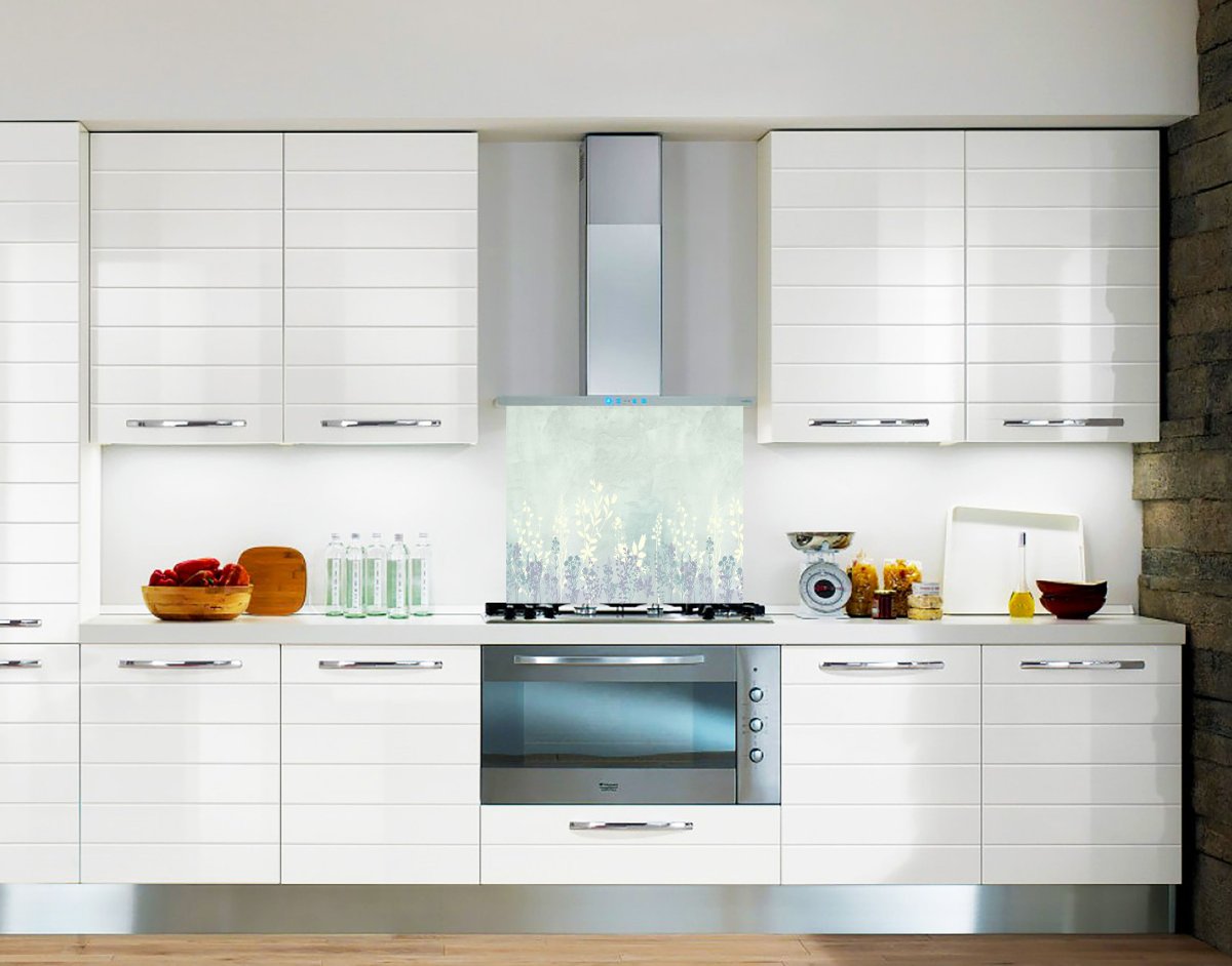 Кухня с белыми фасадами
