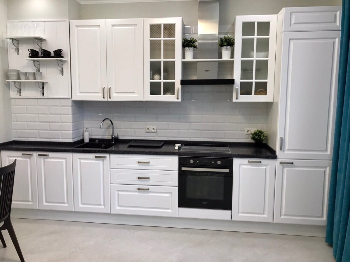 Белая кухня с черной столешницей