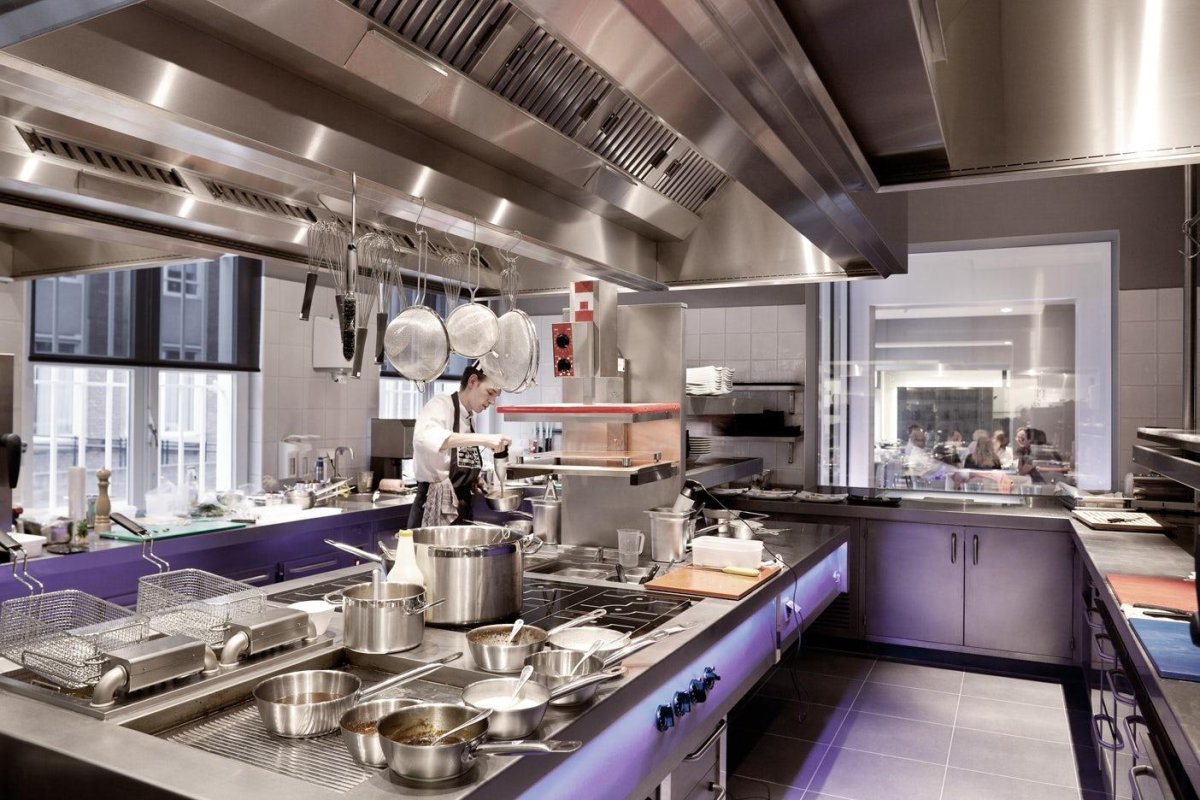 Интерьер кухни в ресторане