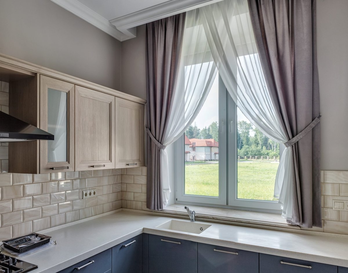 Классическая угловая кухня с окном шторы