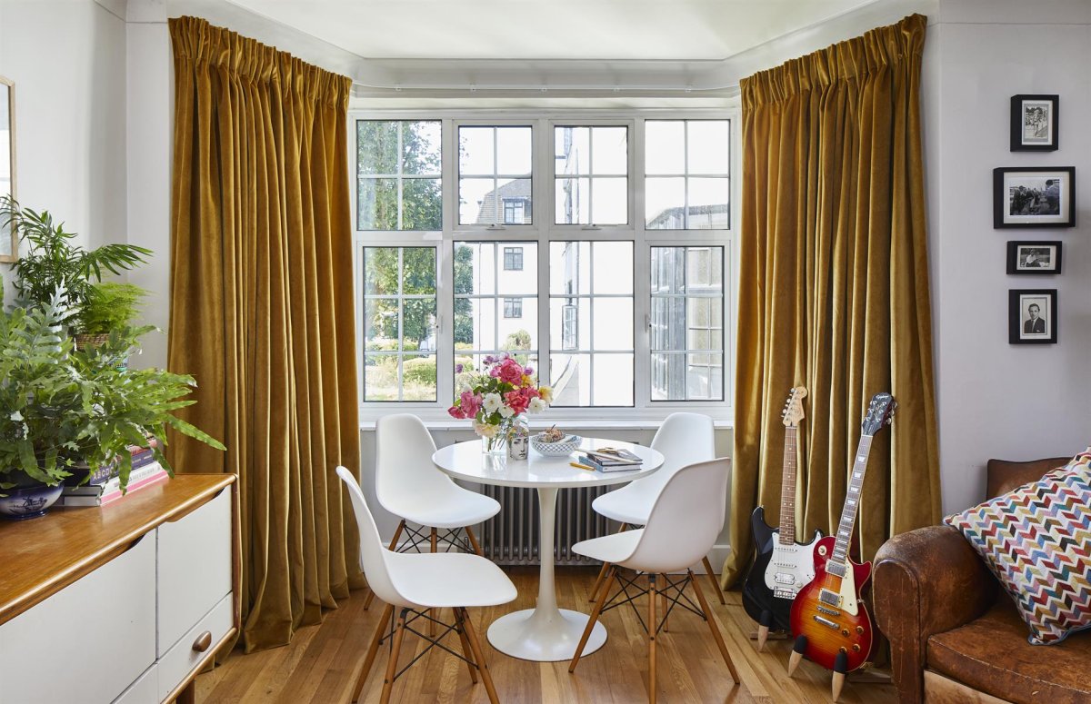 Интерьер со шторами семья