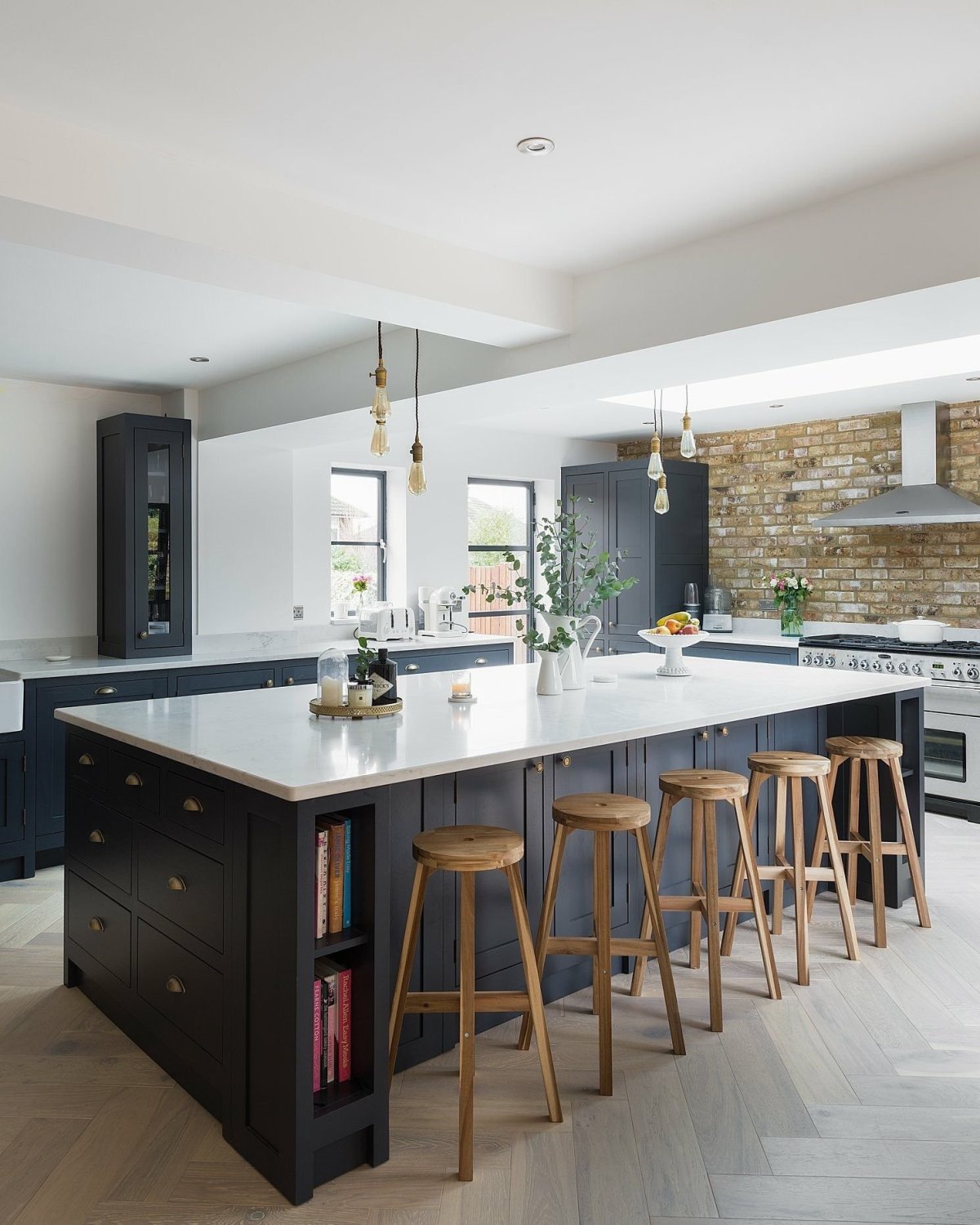 Интерьер кухни с островом