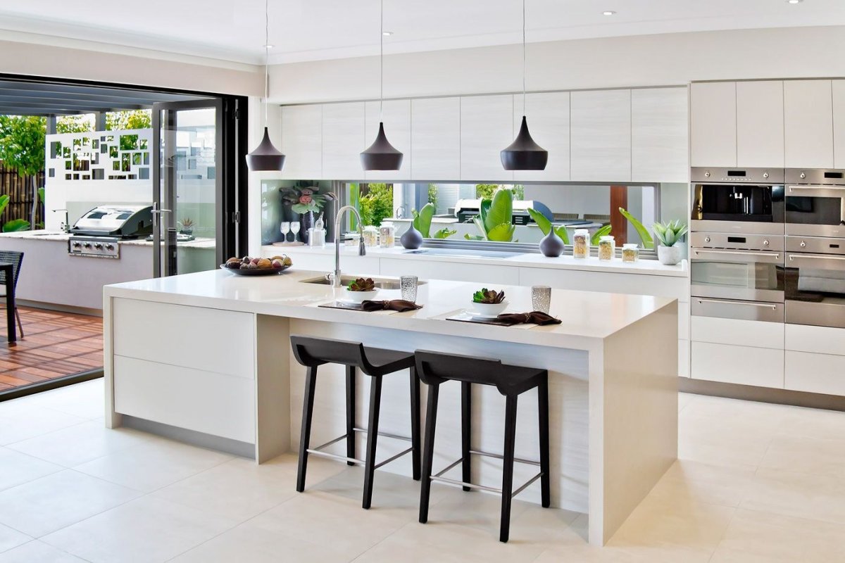 Белый остров на кухне