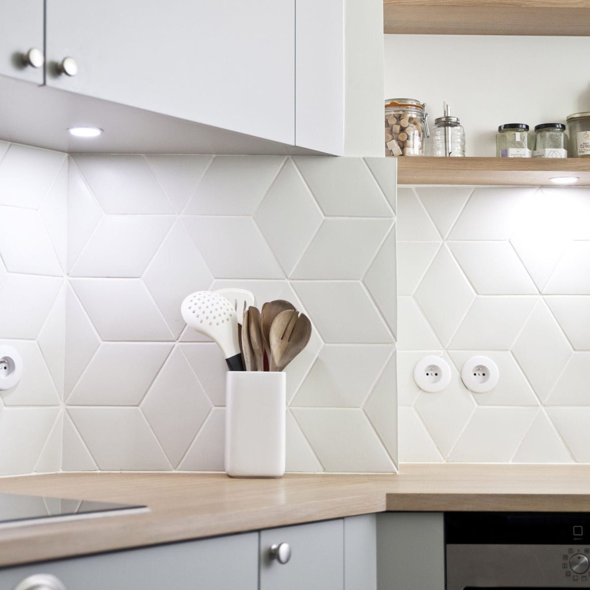 Белая плитка на фартук