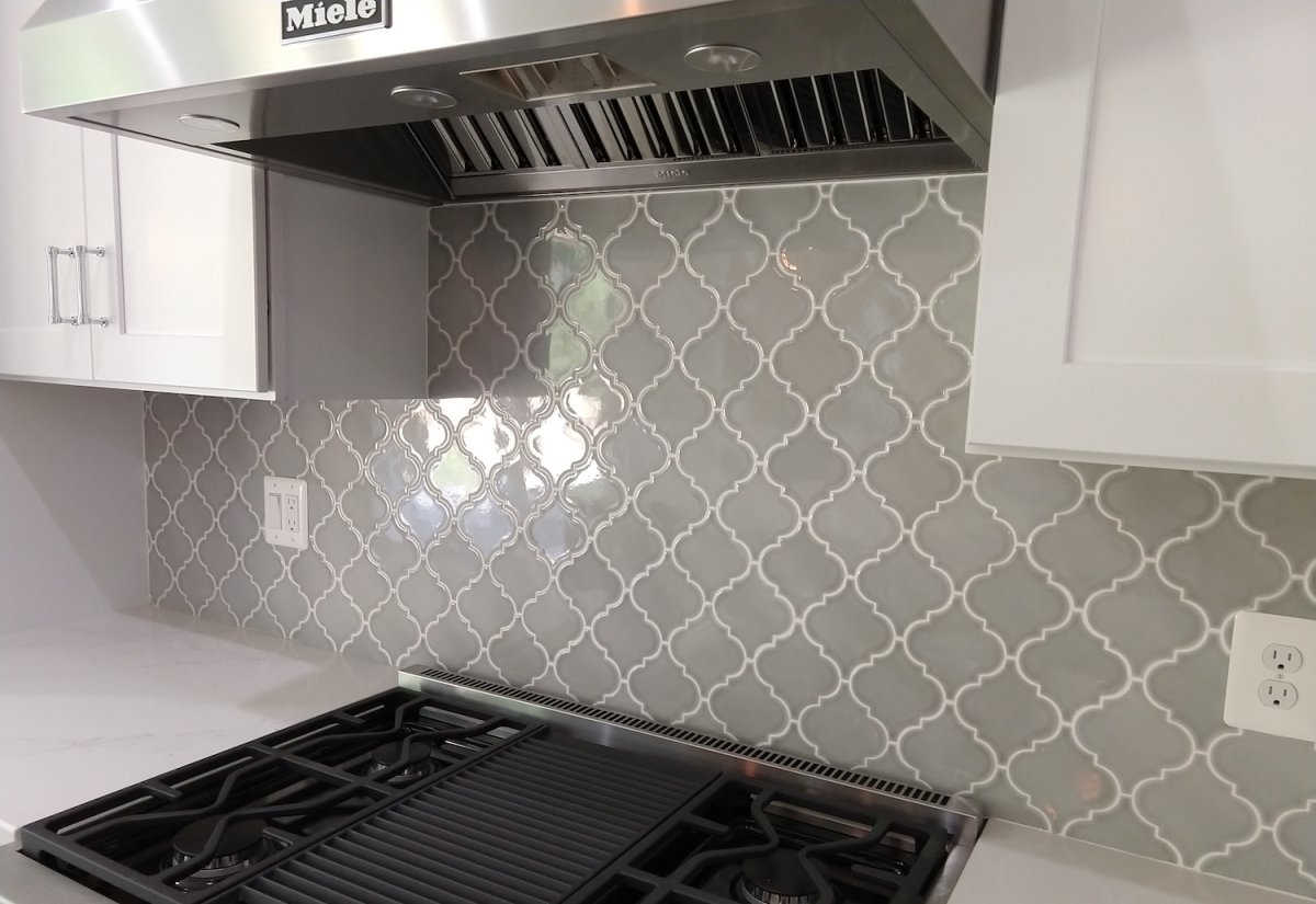 Арабески Kerama Marazzi белый фартук