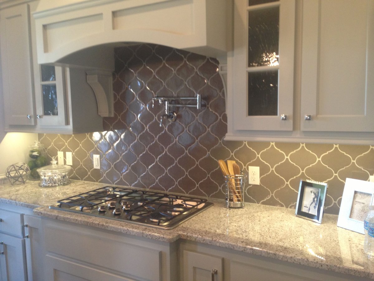 Плитка Арабеска на кухонном фартуке
