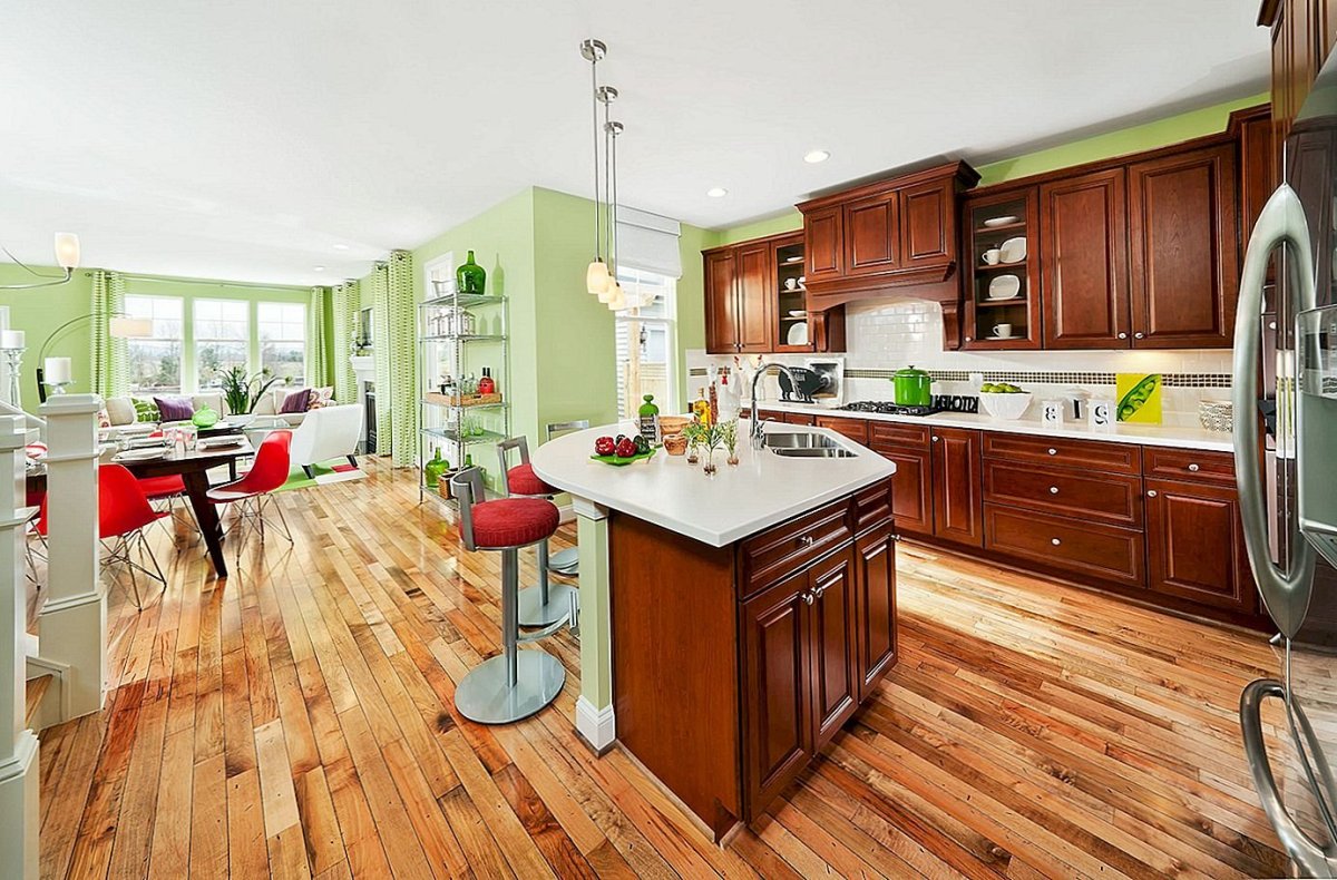 Деревянная кухня с зелеными стенами