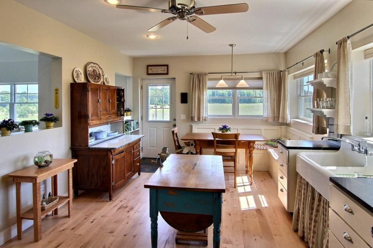 Кухня с окном в стиле Кантри