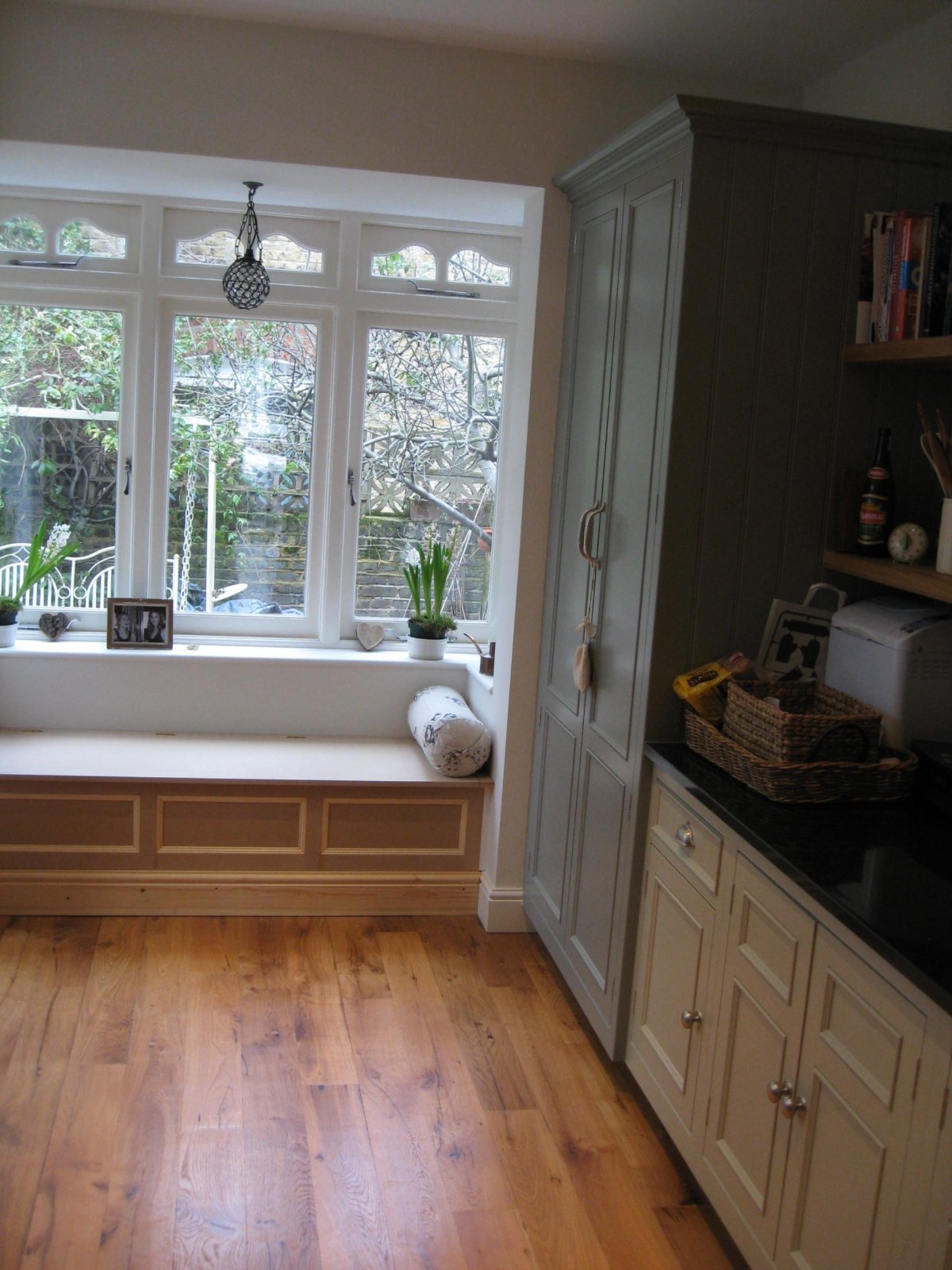 Широкий подоконник в интерьере кухни