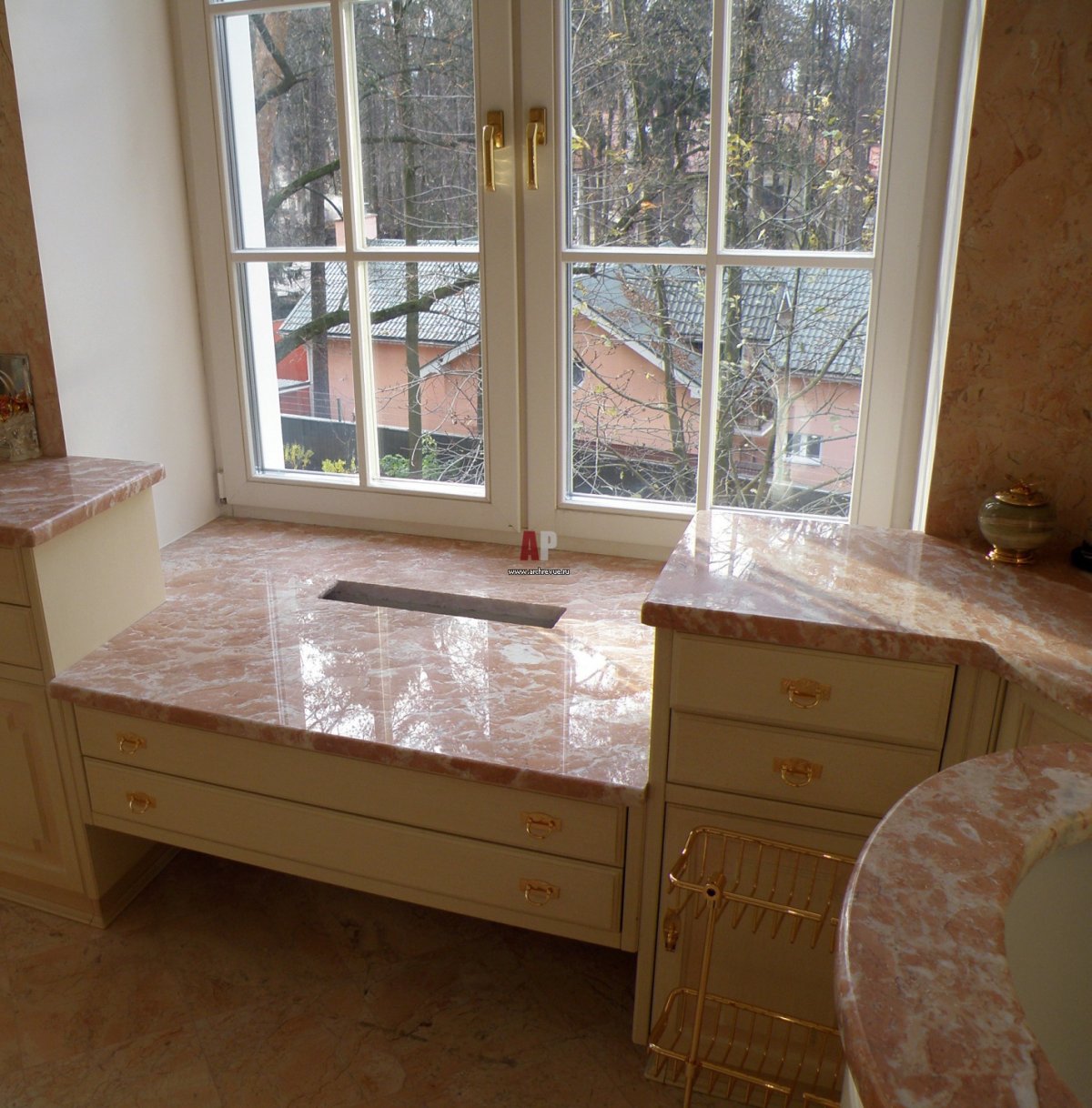 Столешница у окна