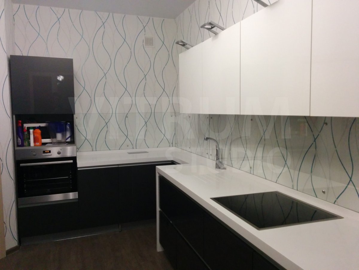 Кухонный фартук из прозрачного стекла