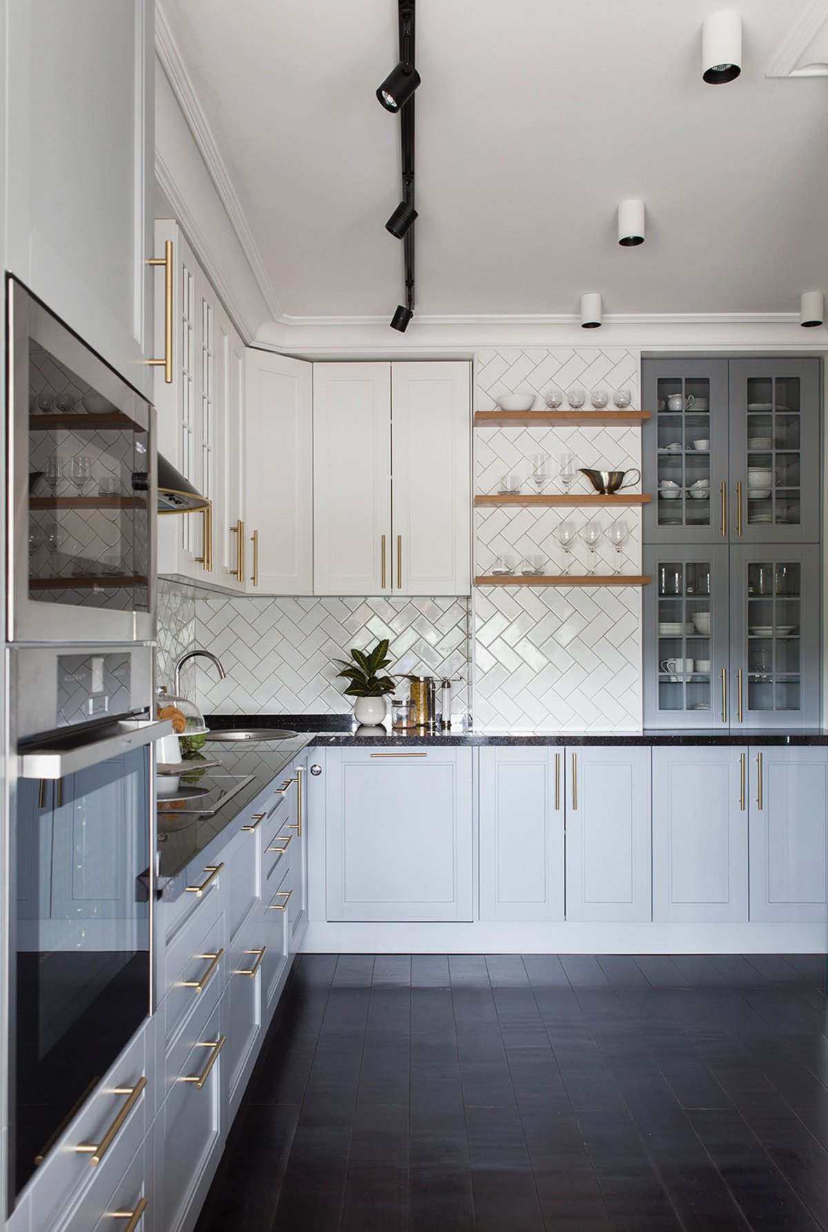 Кухня с вентиляционным коробом