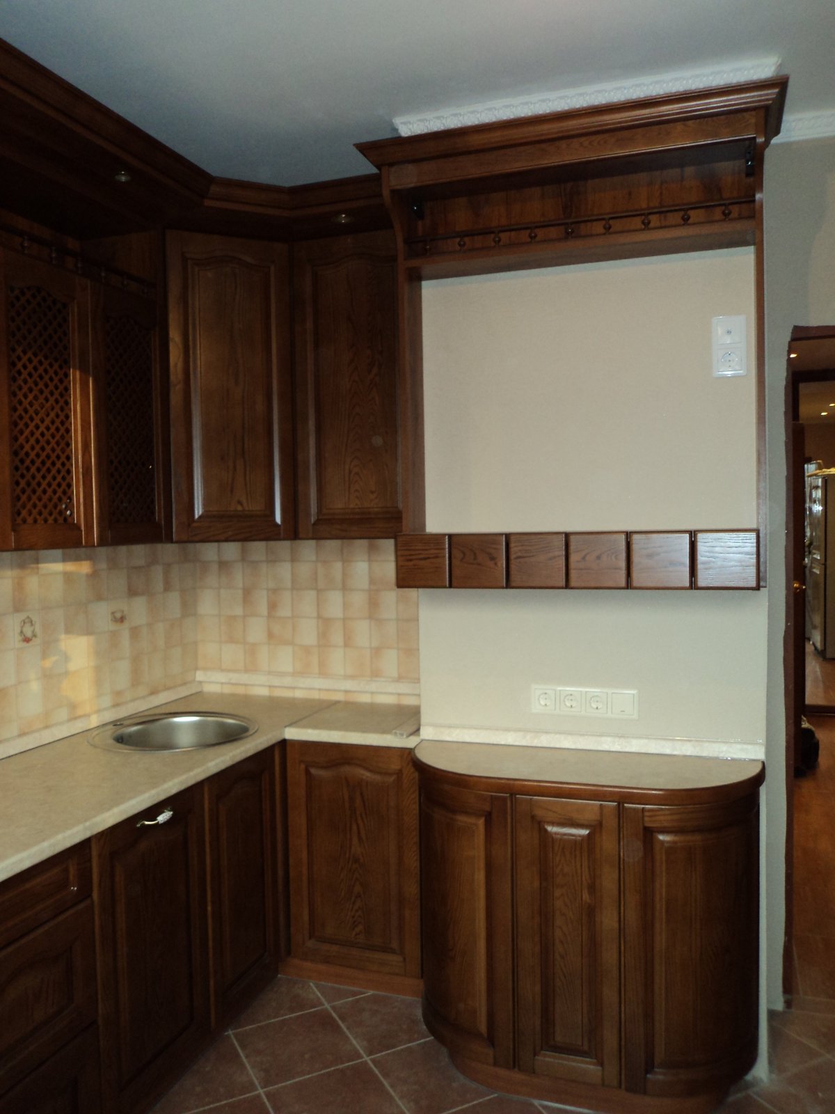 Кухня с вентиляционным коробом