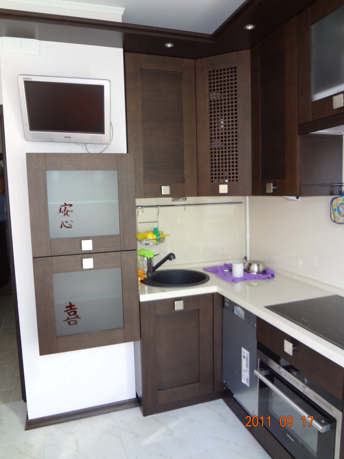 Угловая кухня с вентиляционным коробом