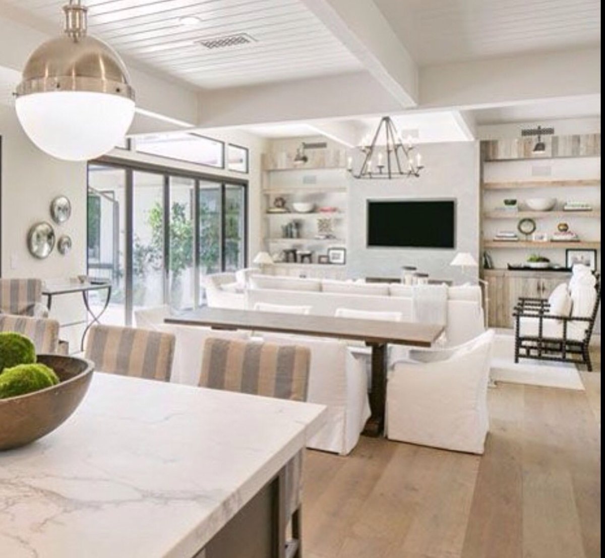 Гостиная совмещенная с кухней с выходом на террасу