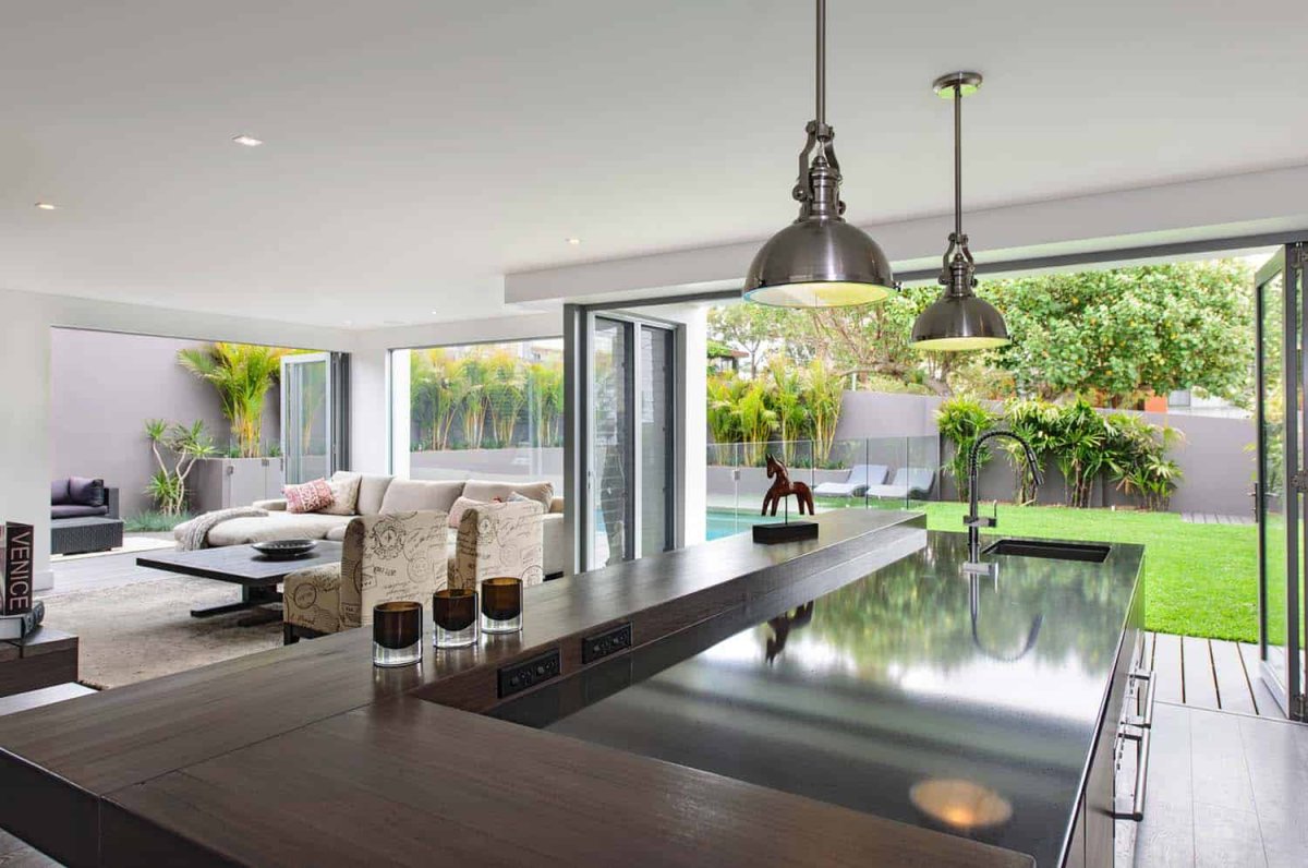 Кухня-гостиная в доме с выходом на террасу