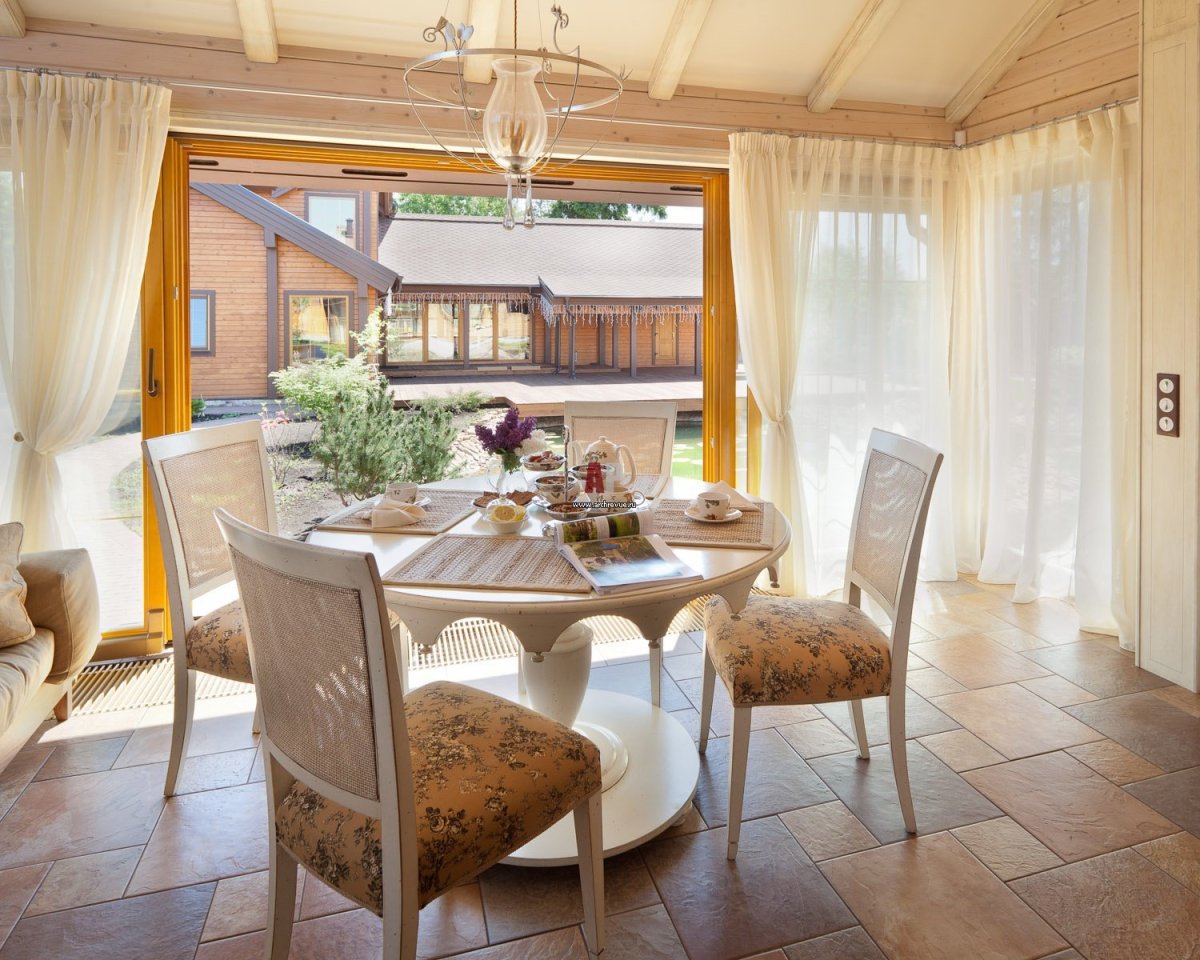 Интерьер террасы в загородном доме